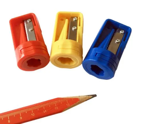 鉛筆削りを使って鉛筆をノミの先まで削るにはどうすればよいですか?